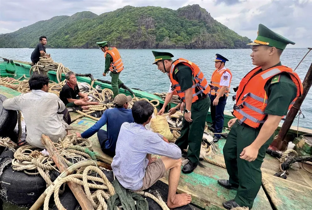 ជួយសង្គ្រោះអ្នកនេសាទ៥នាក់ ដែលទូកលិចក្នុងដែនទឹក Con Dao រូបថត ១ CUU NAN.jpeg