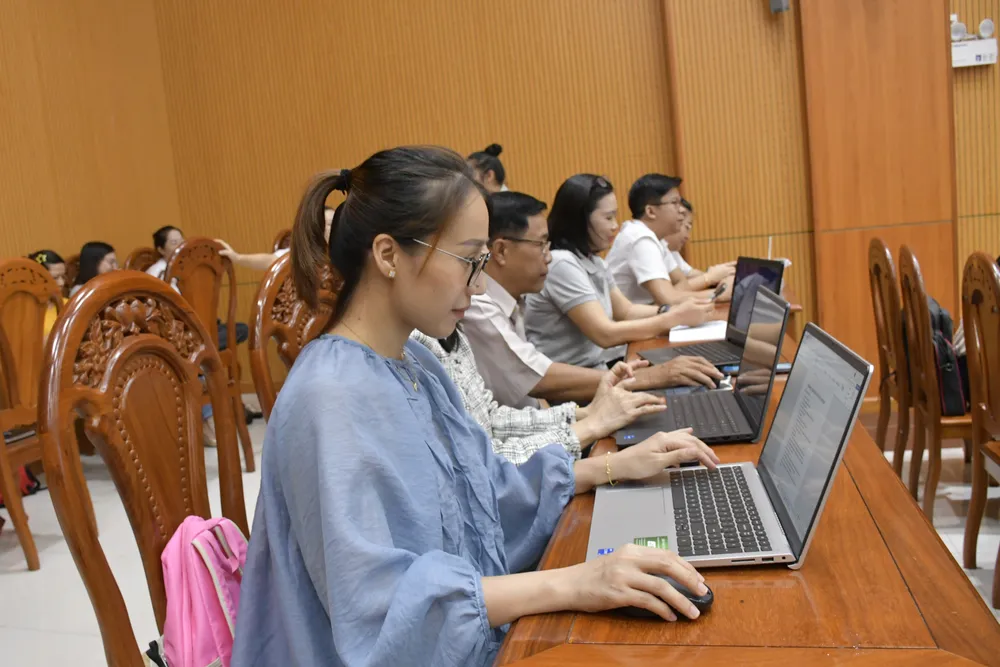 giáo viên tập huấn 3.JPG