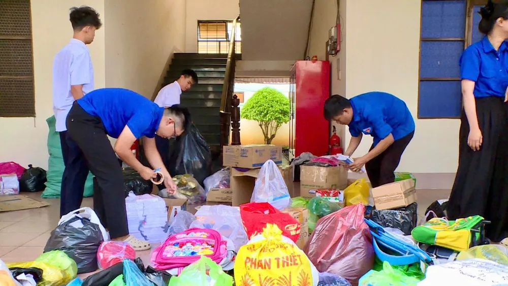 Anggota serikat pemuda sedang mengatur barang dan perlengkapan sekolah untuk dikirim ke daerah yang terkena banjir. Đoàn br 1.jpg