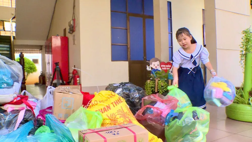 Siswa sekolah dasar juga turut berpartisipasi dalam memberikan dukungan. đoàn br.jpg