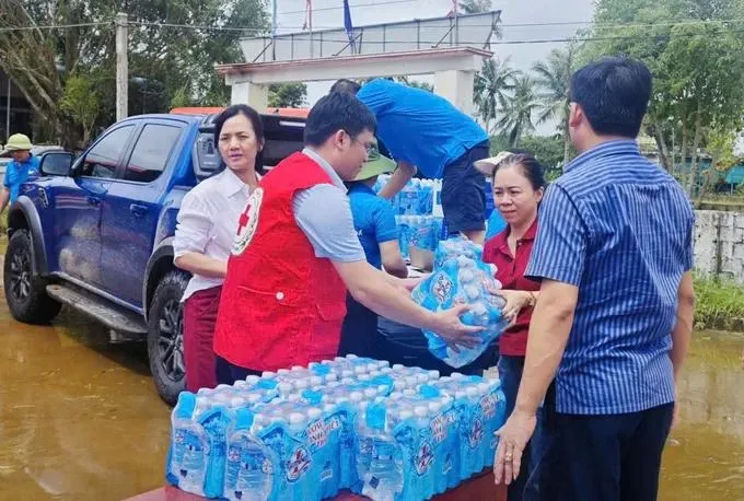 Lực lượng chữ thập đỏ vận chuyển nước uống hỗ trợ người dân vùng lũ lụt do bão số 10 nuoc suoi.jpg