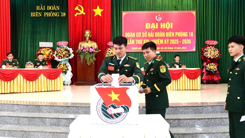 Đại biểu bỏ phiếu bầu Ban Chấp hành Đoàn cơ sở Hải đoàn Biên phòng 18 lần thứ XIII, nhiệm kỳ 2025-2030 hai doan.jpg