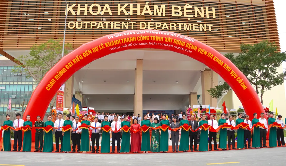 Các đại biểu cắt băng khánh thành Bệnh viện đa khoa khu vực Củ Chi. Ảnh: QUANG HUY bv1.jpg