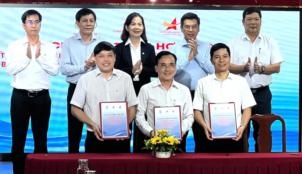 Hơn 15 doanh nghiệp Huế với hơn 80 mặt hàng đặc trưng chính thức được Saigon Co.op đưa vào hệ thống phân phối của Saigon Co.op hue.jpg