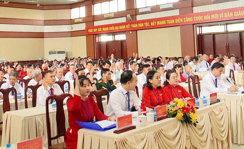 Các đại biểu biểu quyết tại đại hội tanuyen.jpg