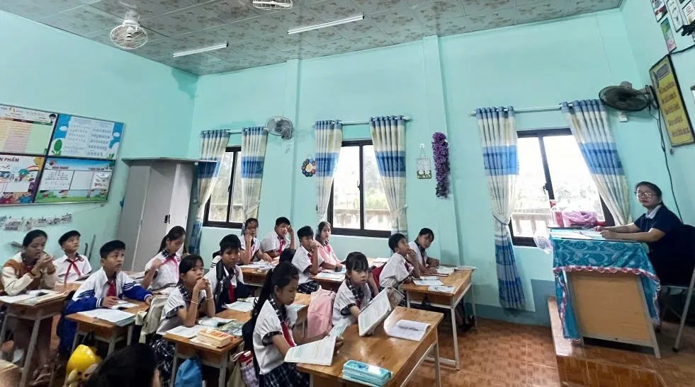 Rất may thời điểm này học sinh đã vào lớp qngai.jpg