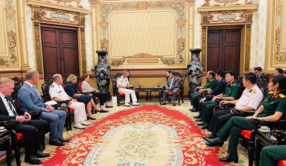 Phó Chủ tịch UBND TPHCM Nguyễn Văn Dũng tiếp Trung tá Robert Welford, chỉ huy Tàu HMNZS Aotearoa và các thuyền viên của tàu. Ảnh: PHƯƠNG NAM tiep 1.jpg