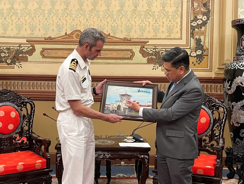 Phó Chủ tịch UBND TPHCM Nguyễn Văn Dũng trao quà lưu niệm đến Trung tá Robert Welford, chỉ huy Tàu HMNZS Aotearoa. Ảnh: PHƯƠNG NAM tiep.jpg