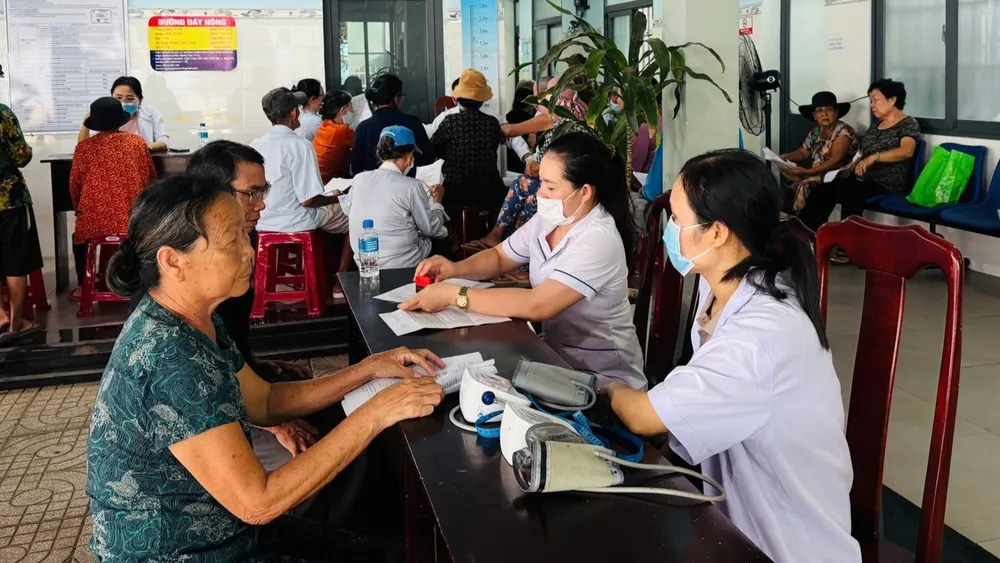 Người cao tuổi tại xã Xuyên Mộc được khám sàng lọc bệnh không lây nhiễm