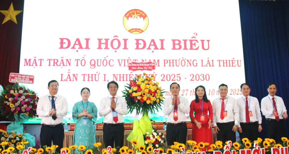 Lãnh đạo MTTQ TPHCM trao lẵng hoa chúc mừng đại hội mttq.jpg