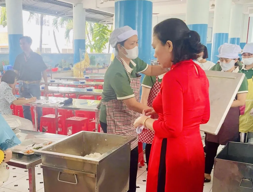 Bà Phạm Thị Lan, Phó phòng Văn hóa - Xã hội Phường Tam Thắng giám sát bếp ăn bán trú tại trường Tiểu học Lê Lợi suat an.jpg