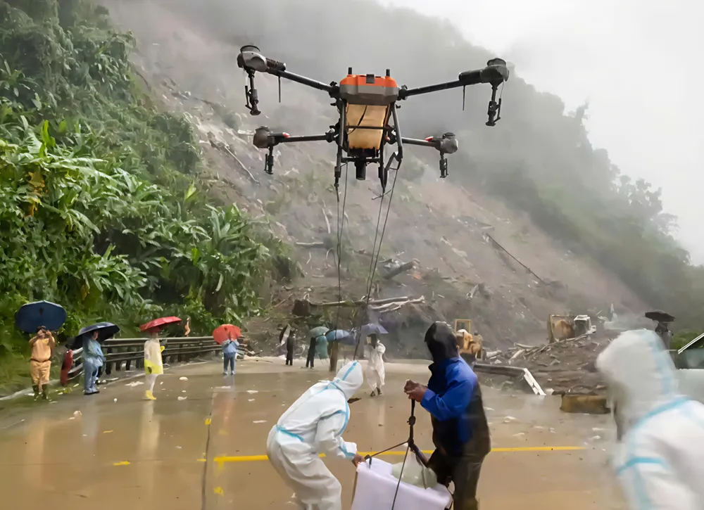 Dùng thiết bị bay không người lái để vận chuyển hàng cứu trợ tài xế bị cô lập bay.jpg