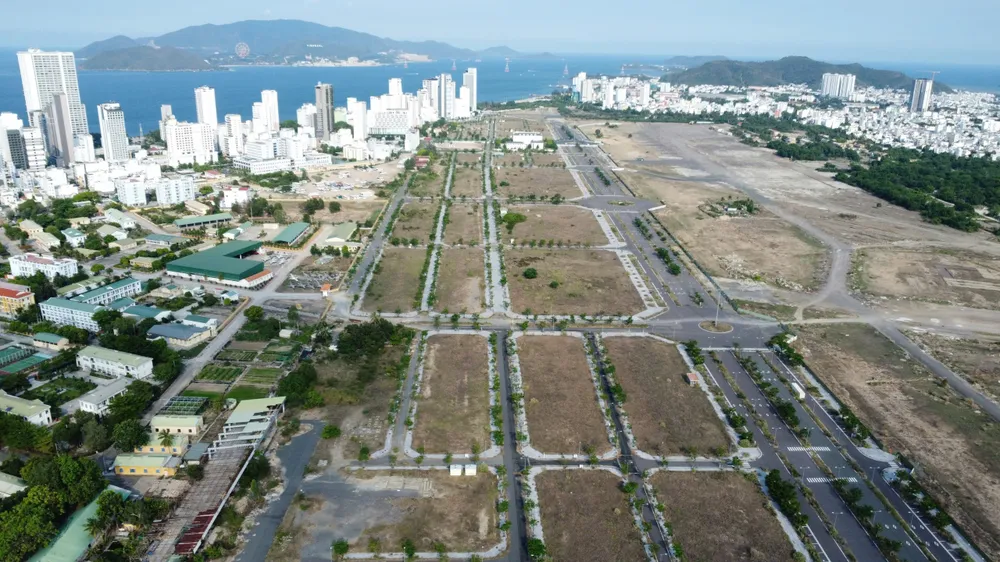 Khu đất quốc phòng tại Sân bay Nha Trang đã được địa phương giao cho Tập đoàn Phúc Sơn sai quy định của pháp luật. Ảnh: HIẾU GIANG sanbay1.jpg