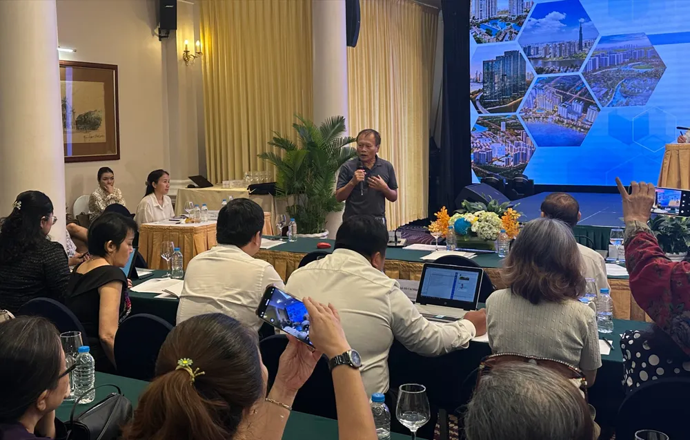 Đại diện cư dân nêu thắc mắc tại hội nghị. Ảnh: THANH HIỀN doi thoai cc.h1.jpg