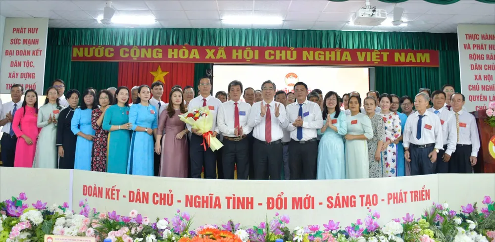 Đồng chí Nguyễn Phước Lộc tặng hoa chúc mừng Ủy ban MTTQ Việt Nam xã Xuyên Mộc nhiệm kỳ mới. Ảnh: TRÚC GIANG z7173690457813_6994ad111dca5dd6524b0aac92c4c0ee.jpg