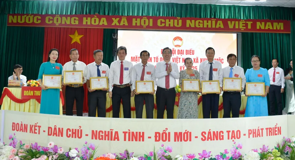Đồng chí Nguyễn Phước Lộc trao bằng khen đến các tập thể xuất sắc trong công tác mặt trận. Ảnh: TRÚC GIANG z7173702248560_2b1f37f79698dbcf5e577f5d0d60b3a0.jpg