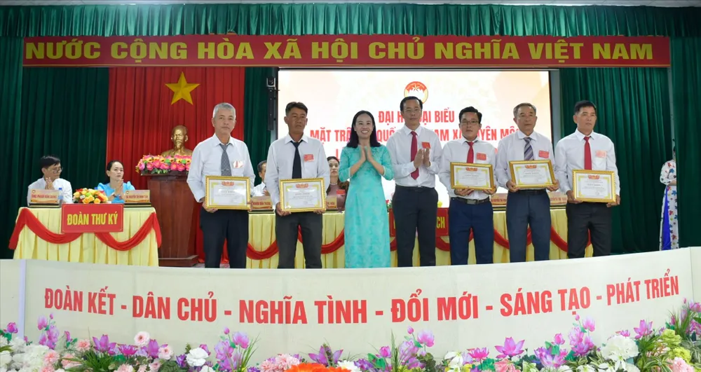Đồng chí Võ Ngọc Thanh Trúc trao bằng khen đến các tập thể xuất sắc trong công tác mặt trận. Ảnh: TRÚC GIANG z7173708060129_41aa6d0cdb218cd2e79fdb7b1232cdba.jpg