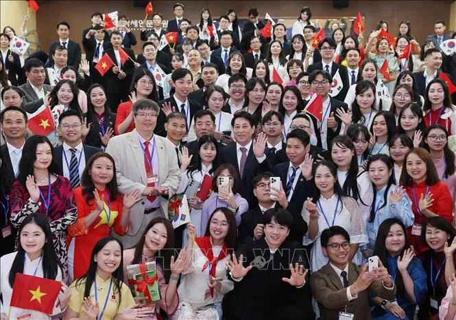 Chủ tịch nước Lương Cường với Cộng đồng người Việt Nam tại Đông Nam Hàn Quốc. Ảnh: TTXVN h1.jpg