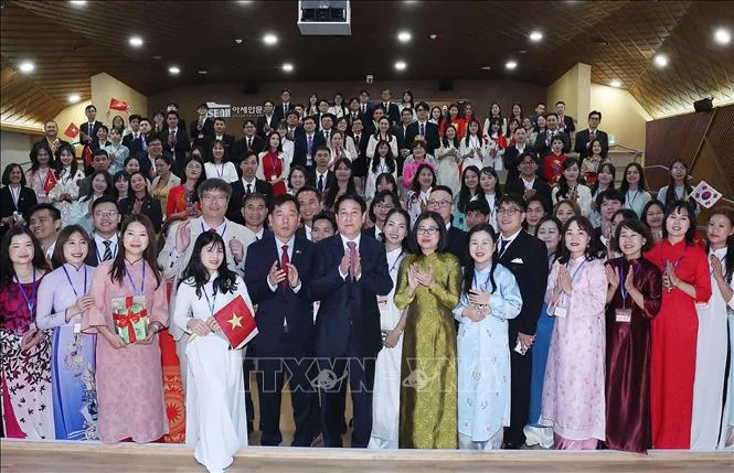 Chủ tịch nước Lương Cường với cán bộ, nhân viên các cơ quan đại diện Việt Nam tại Hàn Quốc và Cộng đồng người Việt Nam tại Đông Nam Hàn Quốc. Ảnh: TTXVN h2.jpg