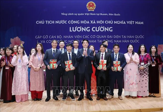 Chủ tịch nước Lương Cường tặng sách cho đại diện Cộng đồng người Việt Nam tại Đông Nam Hàn Quốc. Ảnh: TTXVN h3.jpg