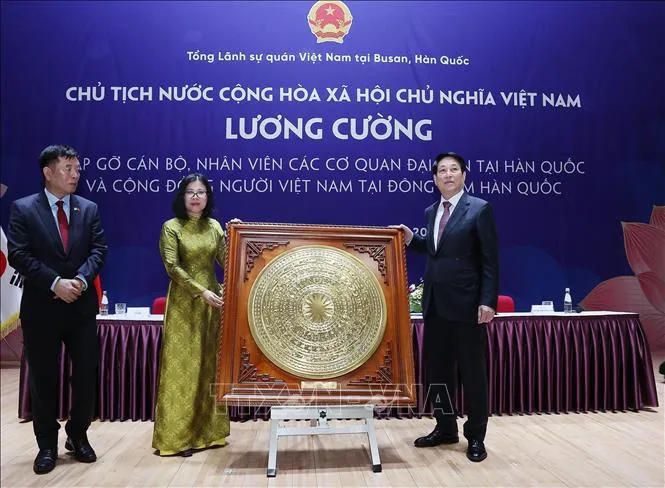 Chủ tịch nước Lương Cường tặng phiên bản mặt trống đồng cho các cơ quan đại diện Việt Nam tại Hàn Quốc. Ảnh: TTXVN h4.jpg