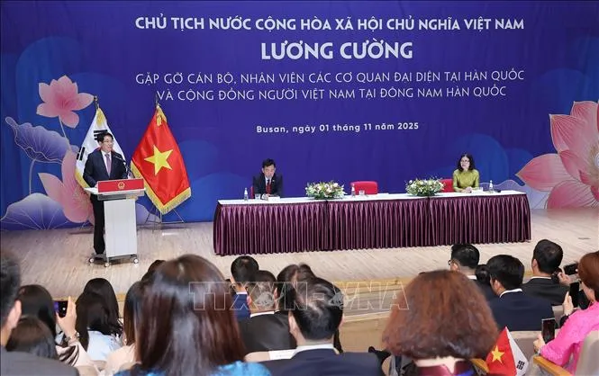 Chủ tịch nước Lương Cường nói chuyện với cán bộ, nhân viên các cơ quan đại diện Việt Nam tại Hàn Quốc và Cộng đồng người Việt Nam tại Đông Nam Hàn Quốc. Ảnh: TTXVN h5.jpg