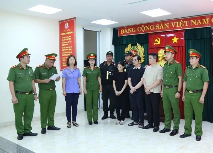 Cơ quan điều tra thi hành các quyết định khởi tố, bắt tạm giam 3 bị can. Ảnh: CAĐN