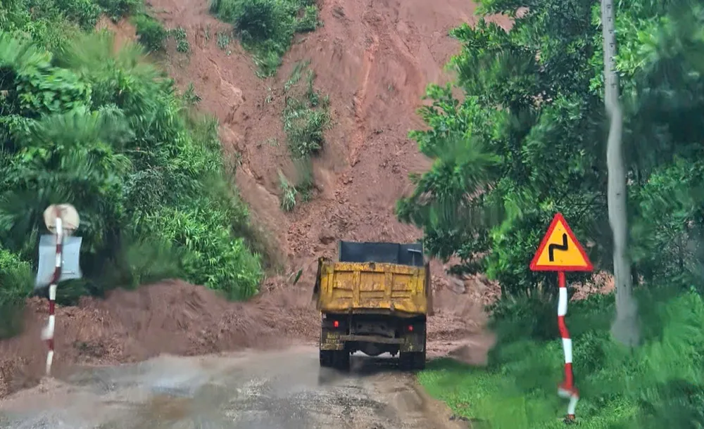 Điểm sạt lở qua xã A Vương khiến giao thông bị chia cắt