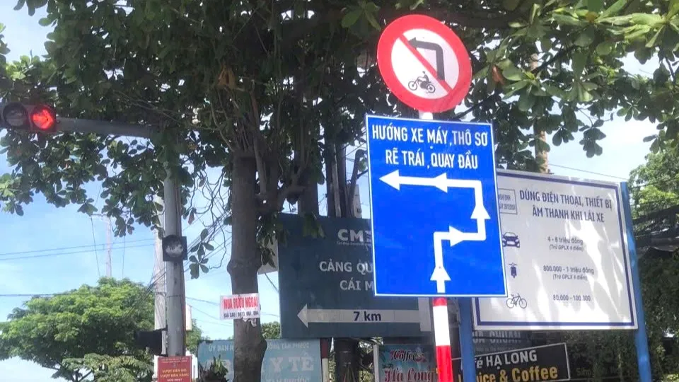 Biển cấm xe máy rẽ trái và biển hướng dẫn mới được cắm tại các giao lộ trên QL51