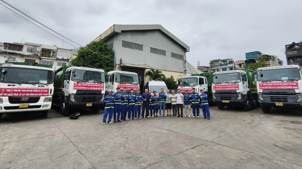 Cán bộ, người lao động CITENCO sẵn sàng hỗ trợ dọn vệ sinh môi trường tại vùng lũ tỉnh Khánh Hòa. Ảnh: CITENCO cung cấp