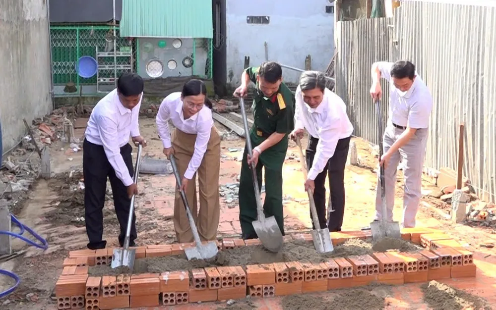 Đại diện Bộ Chỉ huy Quân sự tỉnh An Giang, Công ty TNHH MTV Xổ số kiến thiết An Giang cùng cấp ủy chính quyền địa phương thực hiện nghi thức khởi công