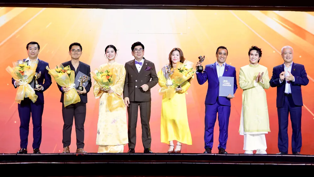 Ông Đỗ Thanh Tuấn (ngoài cùng bên trái), Giám đốc đối ngoại, đại diện Vinamilk đón nhận giải thưởng Vạn Xuân Awards – Thương hiệu sáng tạo tiên phong. Ảnh: Minh Anh