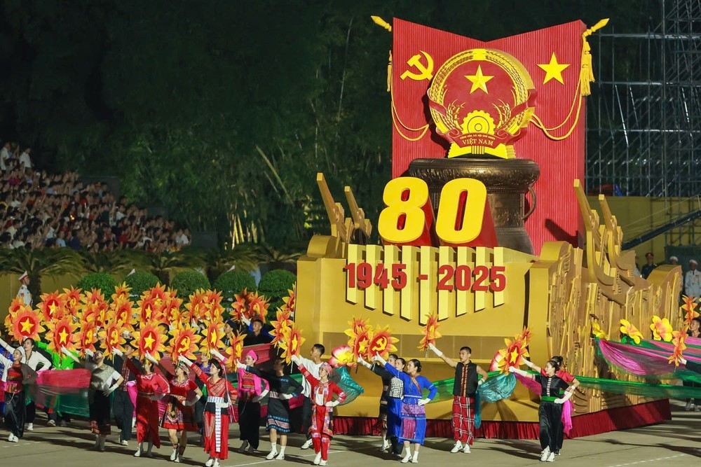 向全国同胞发放每人10万越盾，共庆独立日