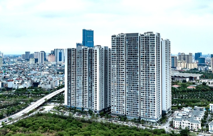 在《个人所得税法》修订草案中，财政部尚未建议对房地产转让利润征收20%的所得税。