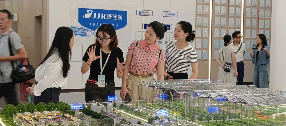 10-2324-9904.jpg（ ảnh 2 - tham truong）.jpg