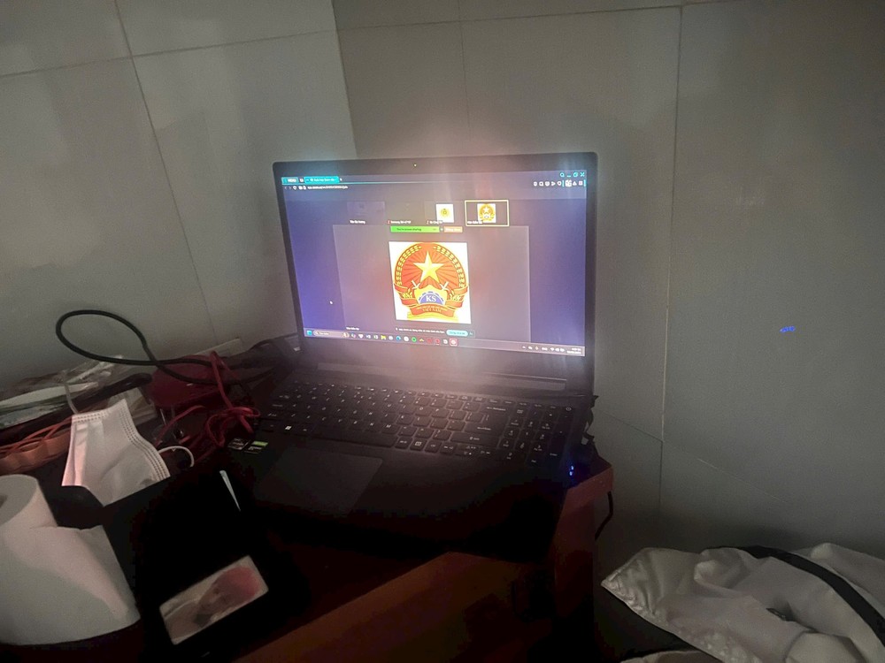 男生被诈骗分子通过Zoom软件远程操控。