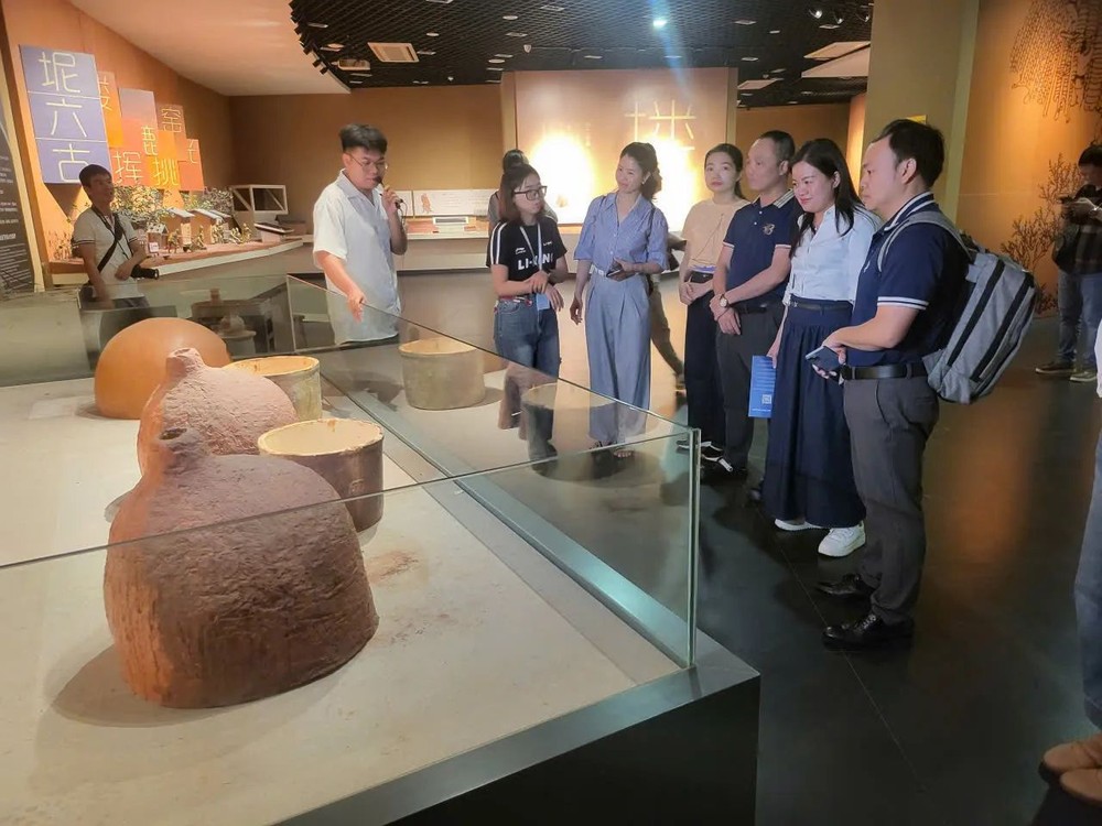 越南新闻代表团听取关于著名的钦州坭兴陶的形成历史、品牌发展历程和制作工艺的介绍。