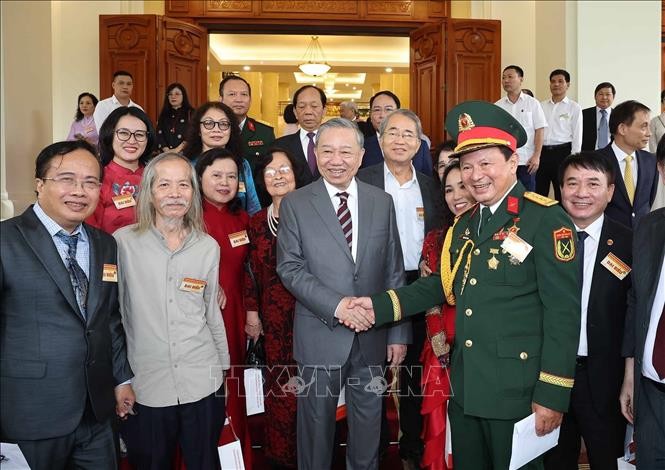  苏林总书记和各位代表会晤。