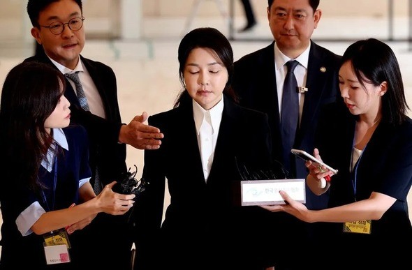 8月6日，在首尔钟路区的KT大厦，韩国前总统尹锡悦夫人金建希准备到案接受特检组传讯。 （图片来源：联合摄影记者团）