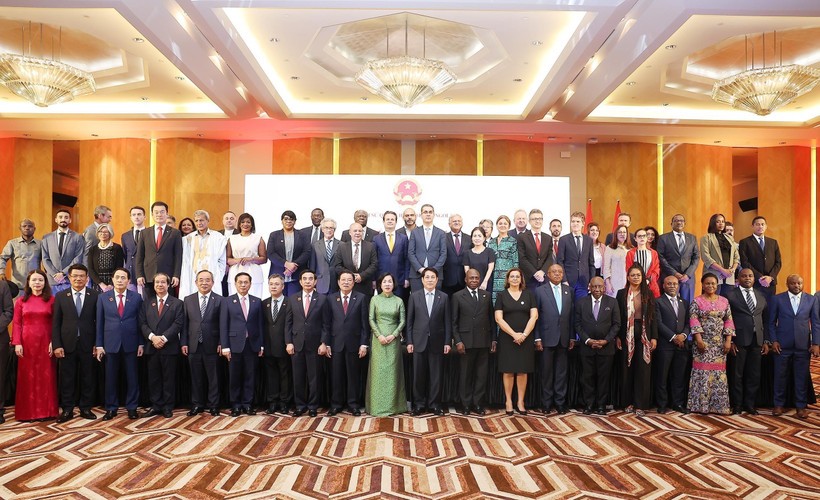 越南国家主席梁强与夫人出席越安建交50周年纪念活动，与各位代表合影。