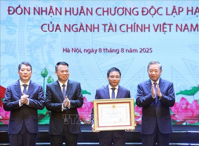  苏林总书记向财政部门颁授一等独立勋章。