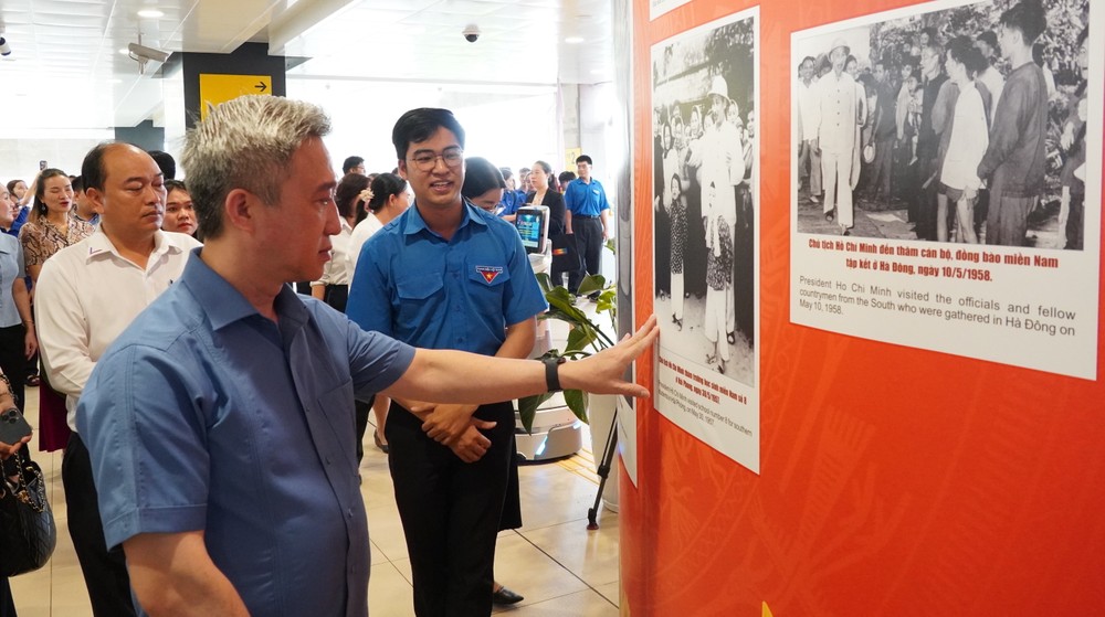 胡志明市市委副书记邓明通参观守德坊地铁站的胡志明文化空间。 