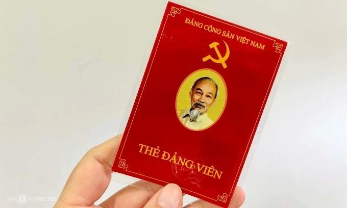 目前的党员证。