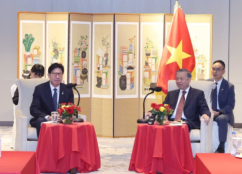 越南党中央总书记苏林会见釜山市市长朴亨俊。图自越通社