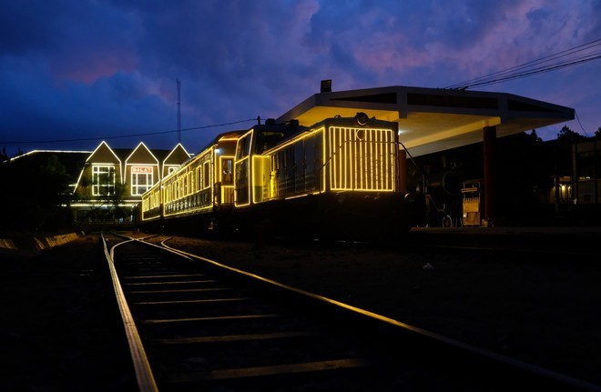  正如其名称所示，探索大勒夜晚的旅程从大勒火车站——印度支那最美丽的古老火车站出发。图自越通社