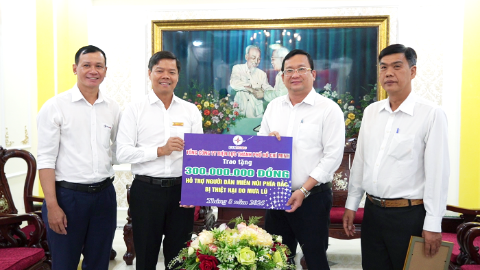 胡志明市越南祖国阵线委员会从市电力总公司接领3亿元赈灾善款。
