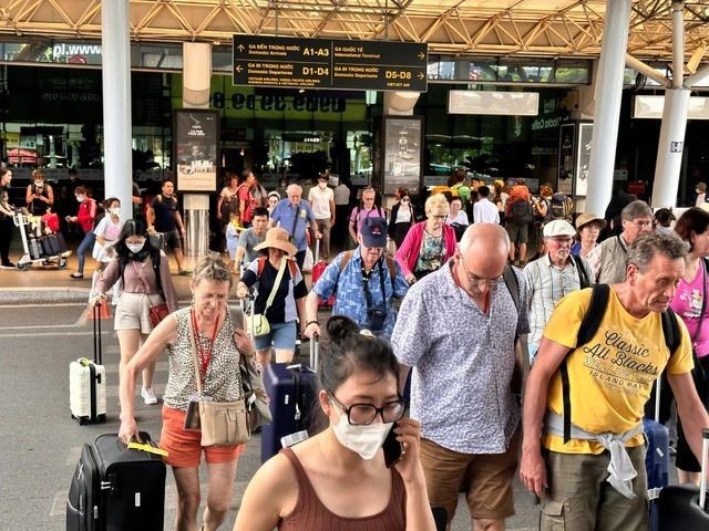 新山一机场人流如潮。