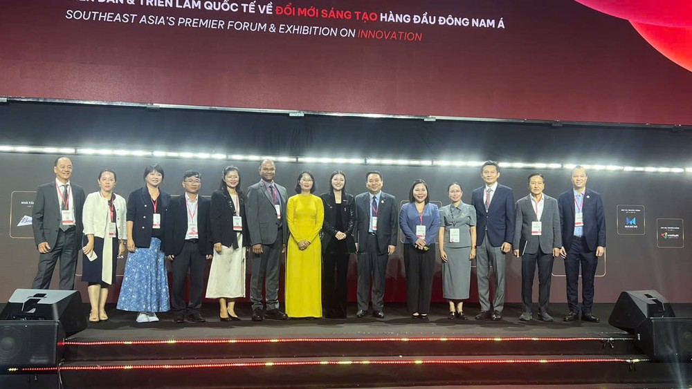 胡志明市人委会副主席陈氏妙翠与出席代表合影。