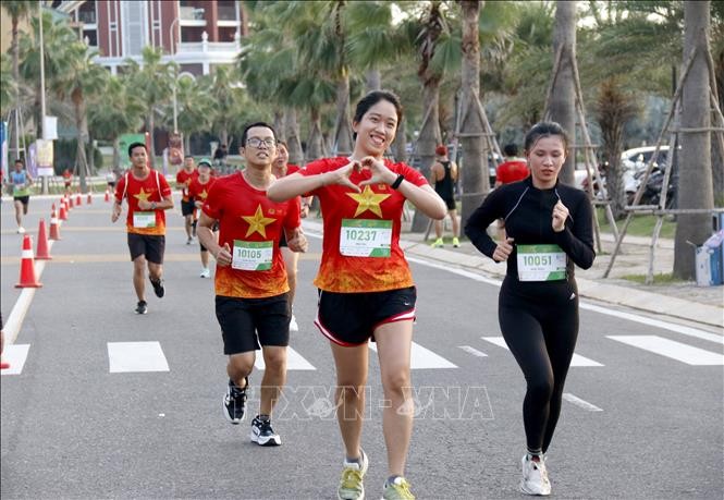 运动员在藩切NovaWorld区域绝美蜿蜒沿海道路上比赛。