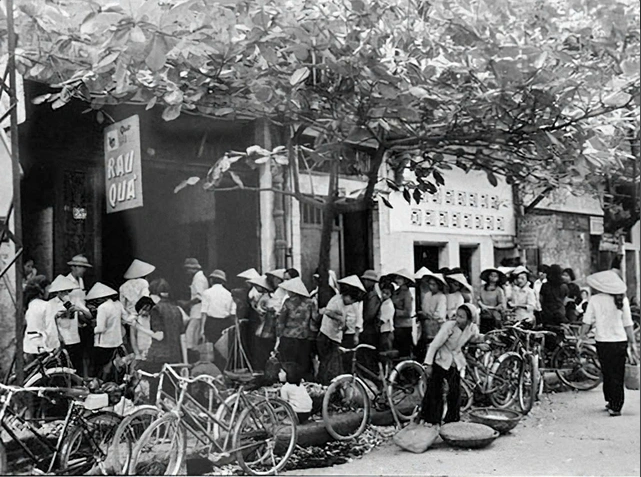 计划经济时期排队买粮。图自越通社